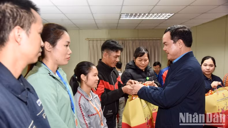 Nguyen Dinh Khang, presidente la Confederación General del Trabajo de Vietnam entrega regalos a los trabajadores.