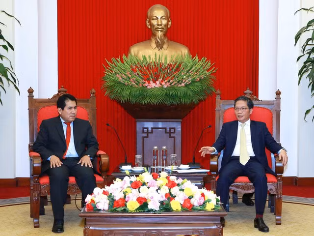 El miembro del Buró Político y jefe de la Comisión de Asuntos Económicos del Comité Central del PCV, Tran Tuan Anh, recibe al secretario general del Partido Comunista Peruano, Luis Alberto Villanueva Carbajal. (Fotografía: VNA)