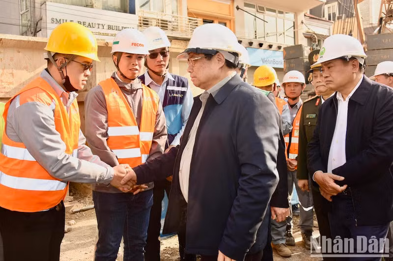 Minh Chinh alienta y felicita por el Tet a los trabajadores en la Estación S12 del proyecto de ferrocarril urbano Nhon-estación Hanói.
