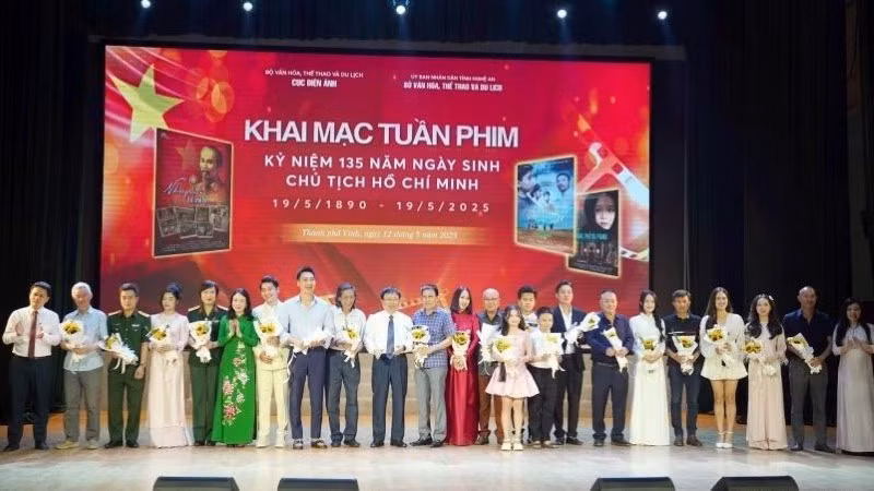 En el acto inaugural de la Semana de Cine en honor al 135º aniversario del natalicio del Presidente Ho Chi Minh.