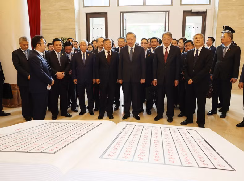 Los delegados en la sala memorial de la escuela.