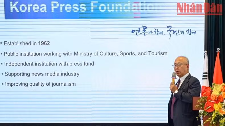 El director de la Fundación de Promoción de Medios de Corea del Sur Lee Hee Yong expone su ponencia en el taller.