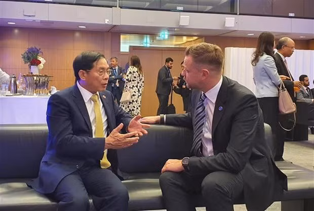 El canciller Bui Thanh Son y su homólogo lituano, Gabrielius Landsbergis.