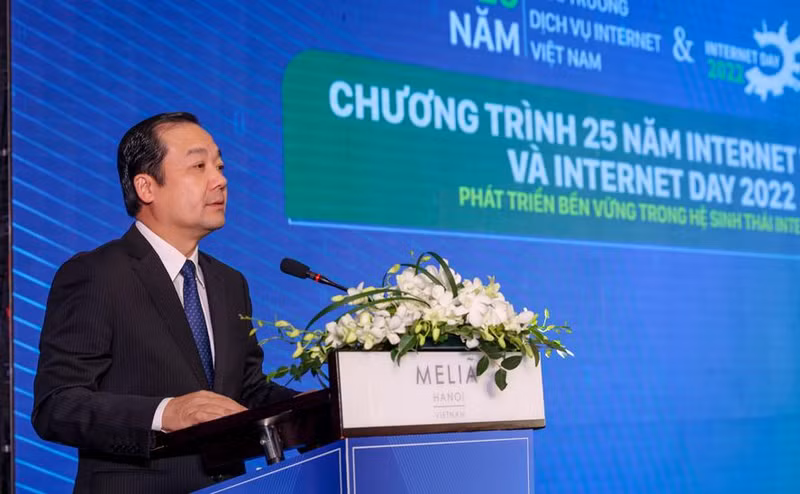 El viceministro de Información y Comunicación Pham Duc Long habla en el evento. (Fotografía: hanoimoi.com.vn)