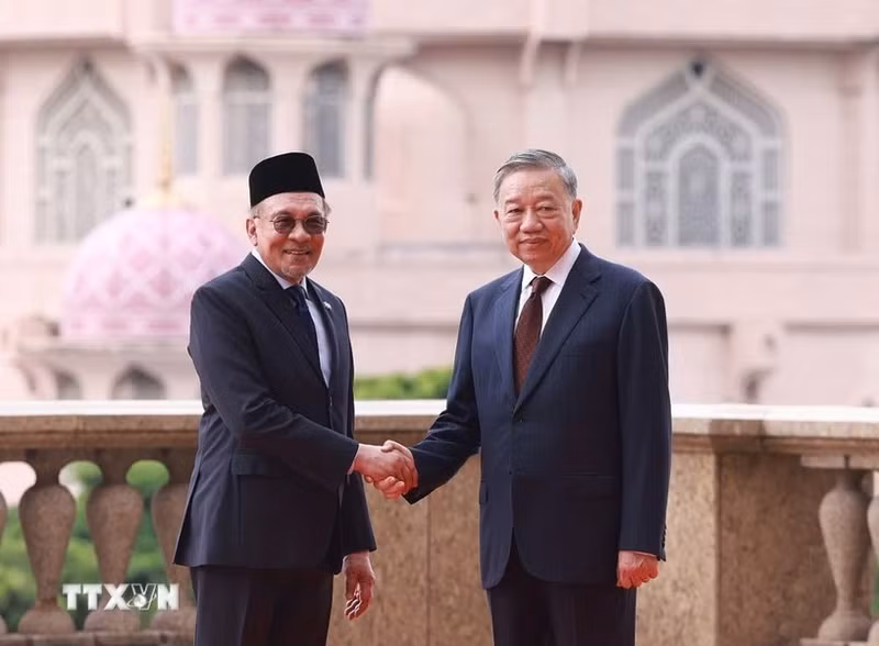 To Lam y Anwar Ibrahim.