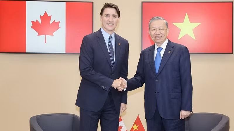 El secretario general del Partido Comunista de Vietnam y presidente de Estado, To Lam (derecha), se reúne con el primer ministro canadiense, Justin Trudeau. (Foto: VNA)