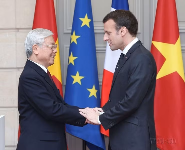 El presidente francés, Emmanuel Macron, recibe y mantiene conversaciones con el secretario general del Partido Comunista de Vietnam, Nguyen Phu Trong durante su visita oficial a Francia el 27 de marzo de 2018.