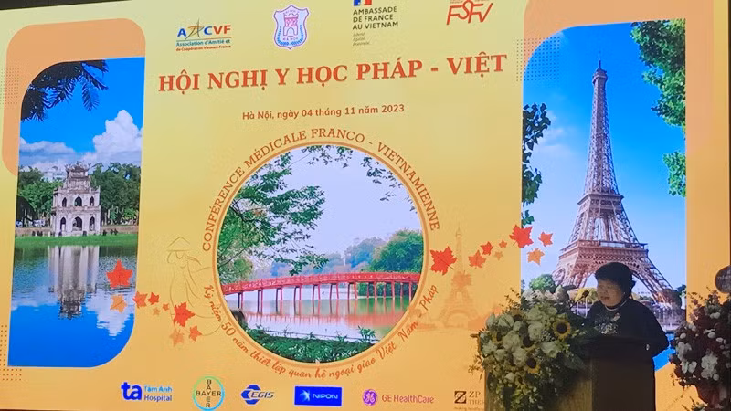 Nguyen Thuy Anh, jefa de la Comisión de Asuntos Sociales de la Asamblea Nacional de Vietnam y presidenta del Grupo Parlamentario de Amistad y de la Asociación de Amistad y Cooperación Vietnam-Francia, habla en el evento (Fotografía: thoidai.com.vn)