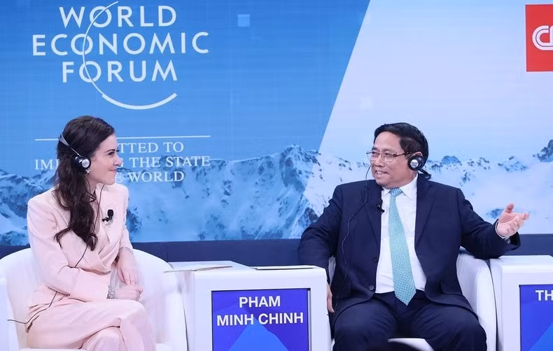 Minh Chinh interviene en el debate "Lecciones de la Asean". Minh Chinh interviene en el debate "Lecciones de la Asean".