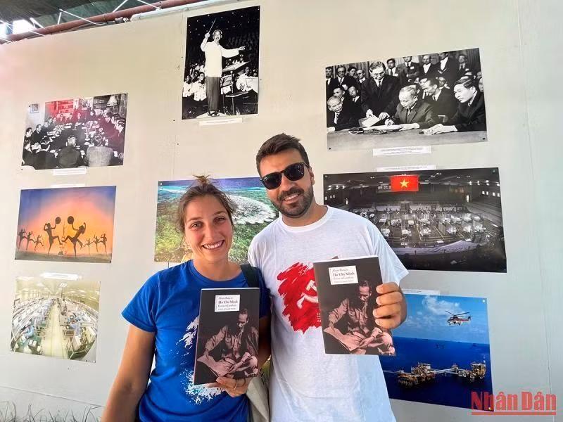 Dos jóvenes militantes del PCP, José Constante y Carla Cerqueira, se mostraron encantados de recibir el libro "Ho Chi Minh, sus escritos y trayectoria revolucionaria", del historiador francés Alain Ruscio, para conocer más sobre el gran líder del pueblo vietnamita.
