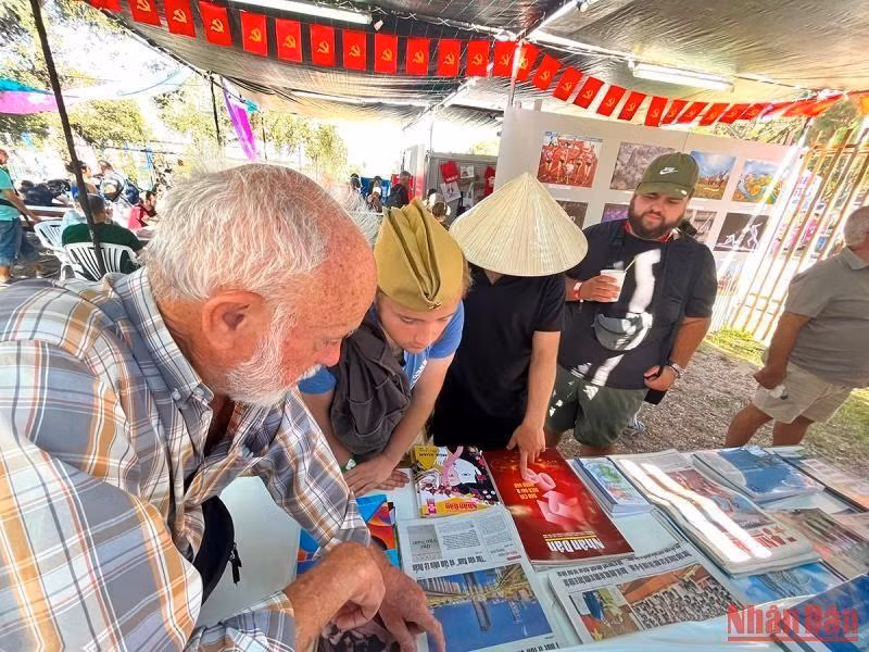 Este anciano, quien participó en actividades de apoyo a Vietnam desde la década de 1960, visita el pabellón del diario Nhan Dan. Se muestra interesado en Vietnam y sabe que Nhan Dan es la voz del Partido, el Estado y el pueblo vietnamita.