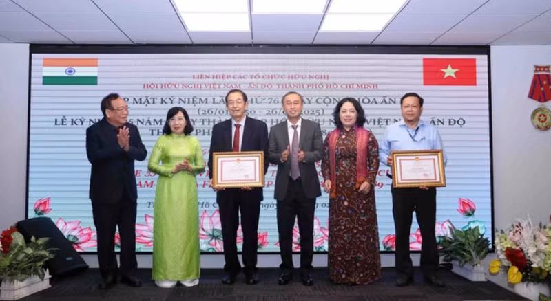 Entregan certificados de mérito del presidente del Comité Popular de Ciudad Ho Chi Minh a dos grupos y seis individuos de la filial de la Asociación de Amistad Vietnam-India la urbe por sus contribuciones a la diplomacia popular. (Foto: VNA)