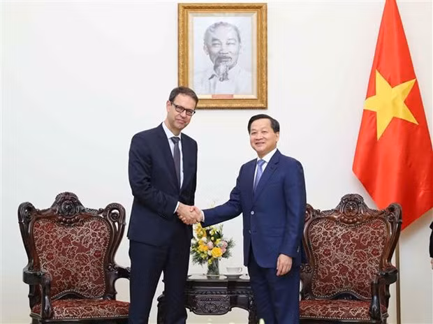 El viceprimer ministro Lê Minh Khai y el secretario de Estado del Departamento Federal de Asuntos Económicos, Educación e Investigación del país europeo, Dominique Paravicini (Fotografía: VNA)