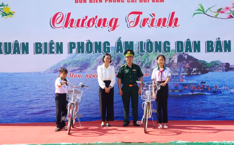 Representantes del Alto Mando de la Guardia Fronteriza de la provincia sureña de Ca Mau donan bicicletas a estudiantes en circunstancias difíciles de la zona fronteriza local.