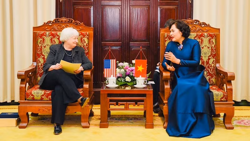 La gobernadora del Banco Estatal de Vietnam (BEV), Nguyen Thi Hong, y la secretaria del Tesoro de EE. UU., Janet L. Yellen.
