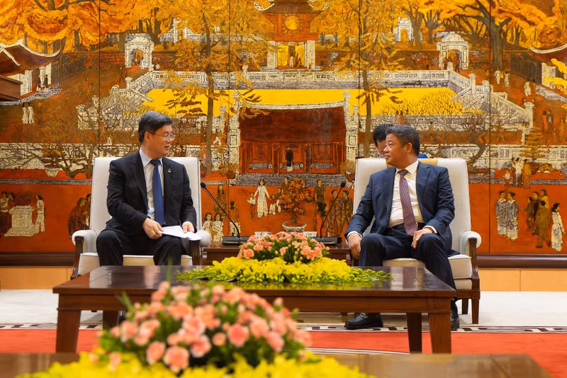 Nguyen Manh Quyen, vicepresidente del Comité Popular de Hanói (derecha), y Qin Weizhong, alcalde de Shenzhen, en el encuentro (Fotografía: hanoimoi.com.vn)