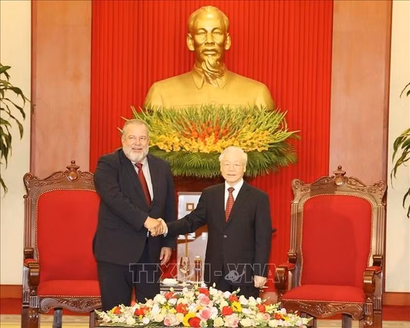 Nguyen Phu Trong y Manuel Marrero Cruz se dan la mano.