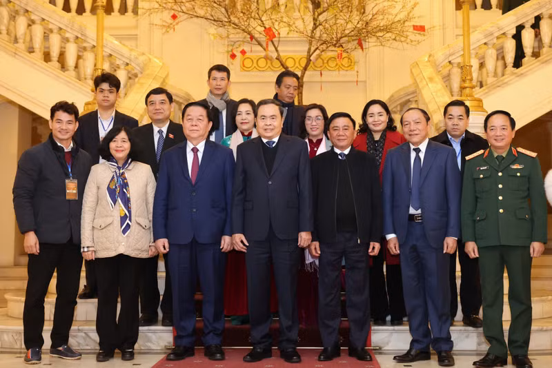 El presidente del Parlamento de Vietnam, Tran Thanh Man, y los dirigentes del Partido y el Estado participan en el programa. (Foto: Nhan Dan) El presidente del Parlamento de Vietnam, Tran Thanh Man, y los dirigentes del Partido y el Estado participan en el programa. (Foto: Nhan Dan)