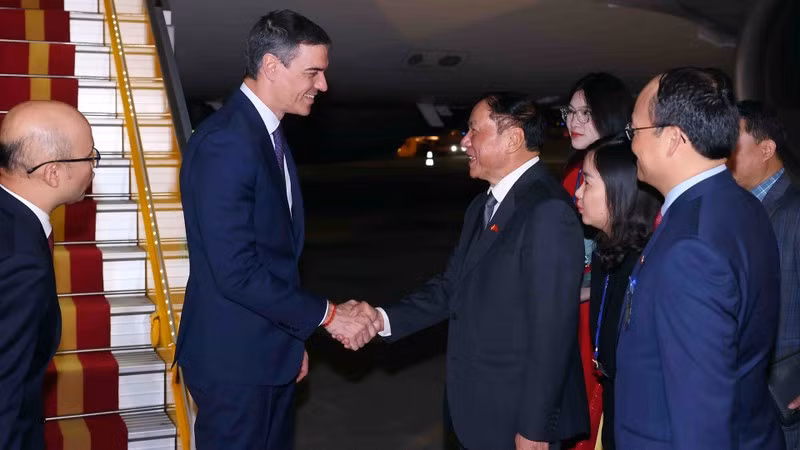 A su llegada al aeropuerto internacional de Noi Bai, Pedro Sánchez es recibido por el ministro de Cultura, Deportes y Turismo, Nguyen Van Hung (Foto: VNA)
