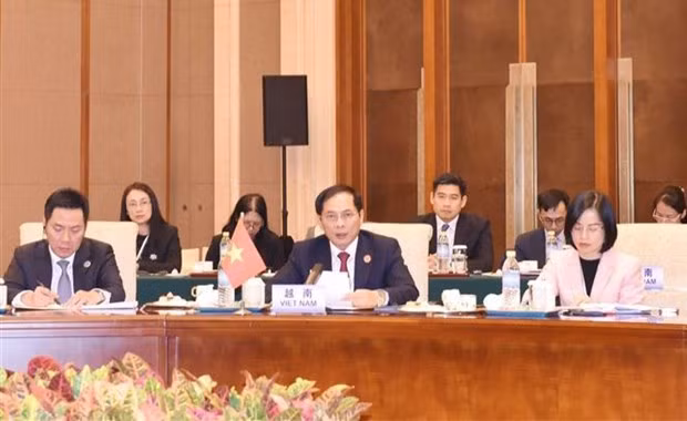 El ministro de Relaciones Exteriores de Vietnam, Bui Thanh Son, se dirige a la cita (Foto: VNA)