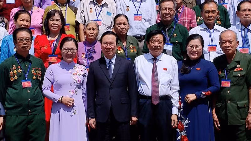 El presidente Vo Van Thuong y la delegación de personas con servicios meritorios revolucionarios de la provincia de Vinh Long.