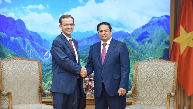 El primer ministro Pham Minh Chinh recibe a Paulo Medas, jefe del equipo de trabajo del Fondo Monetario Internacional (FMI). (Foto: Nhan Dan)