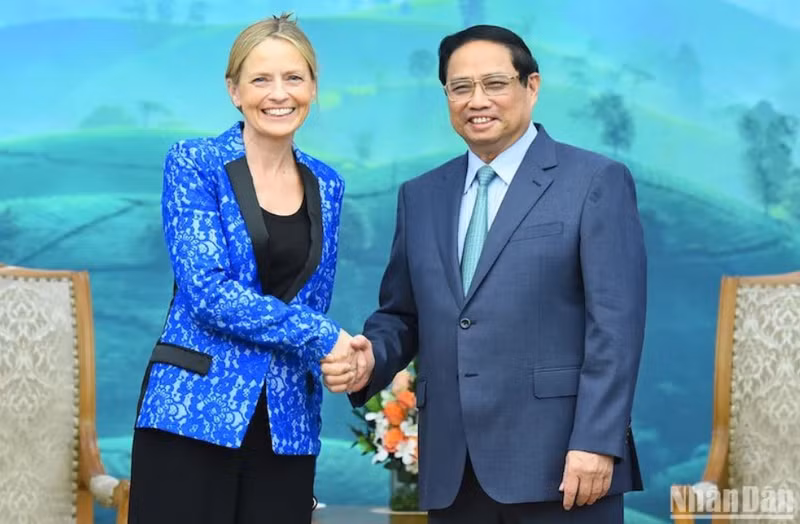 El primer ministro de Vietnam, Pham Minh Chinh, recibe a la vicepresidenta de Política Pública Internacional y Asuntos Gubernamentales de Amazon, Susan Pointer. 
