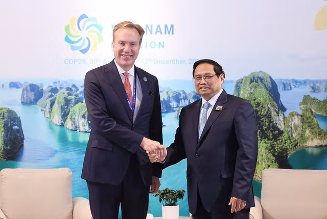 El primer ministro Pham Minh Chinh recibe al presidente del Foro Económico Mundial, Borge Brende. (Foto: VGP) El primer ministro Pham Minh Chinh recibe al presidente del Foro Económico Mundial, Borge Brende. (Foto: VGP)
