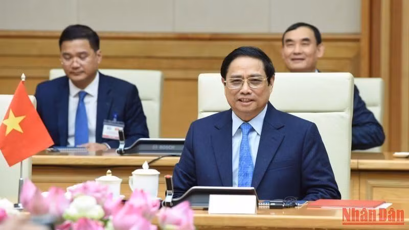 El primer ministro Pham Minh Chinh habla en la reunión.