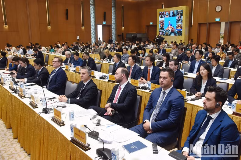 Representantes de asociaciones empresariales e inversores foráneos en Vietnam asistentes a la cita.