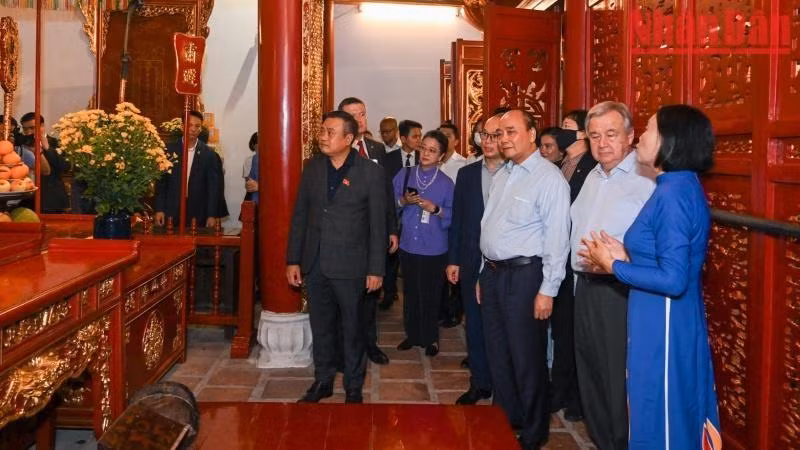 Xuan Phuc y Guterres visitan el templo Ngoc Son. Xuan Phuc y Guterres visitan el templo Ngoc Son.