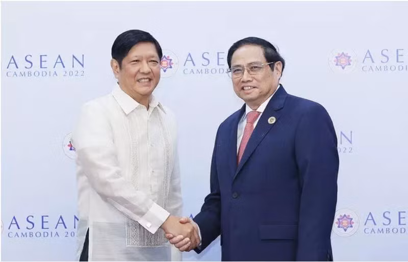 El primer ministro de Vietnam, Pham Minh Chinh (derecha), se reúne con el presidente de Filipinas, Ferdinand Romualdez Marcos. (Fotografía: VNA)