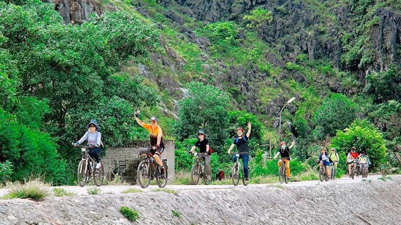 Explotan la belleza de Ninh Binh en bicicletas. (Foto: VNA)