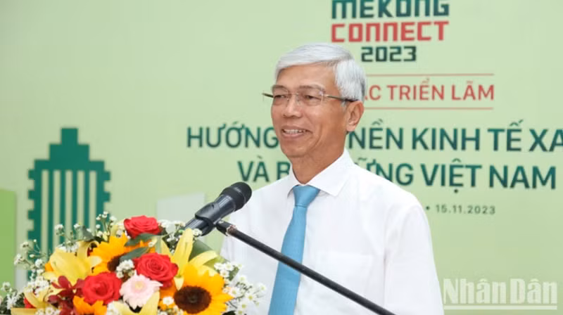 Vo Van Hoan, vicepresidente del Comité Popular de Ciudad Ho Chi Minh habla en el evento.