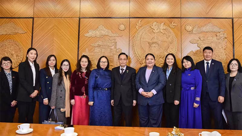 El secretario del Comité Central del Partido Comunista de Vietnam (PCV) y jefe de su Comisión de Relaciones Exteriores, Le Hoai Trung; la vicepresidenta del Partido Democrático de Mongolia, Batchimeg, y otros delegados. (Foto: VNA)