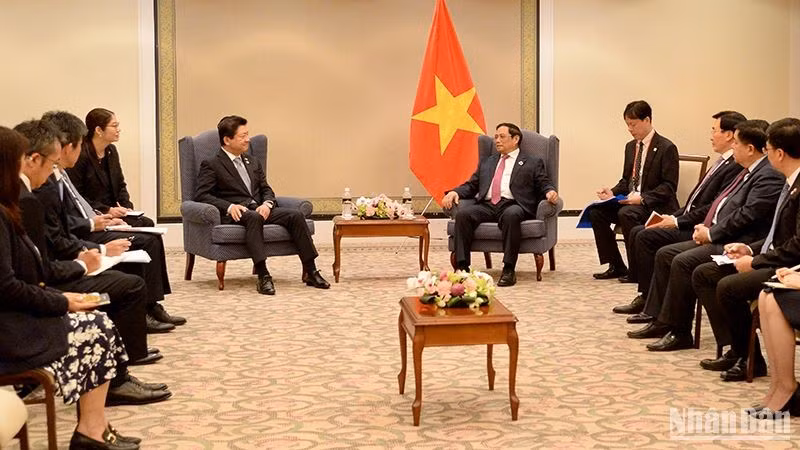 El primer ministro de Vietnam, Pham Minh Chinh, recibe al presidente ejecutivo del Grupo AEON, Akio Yoshida. (Fotografía: Nhan Dan)