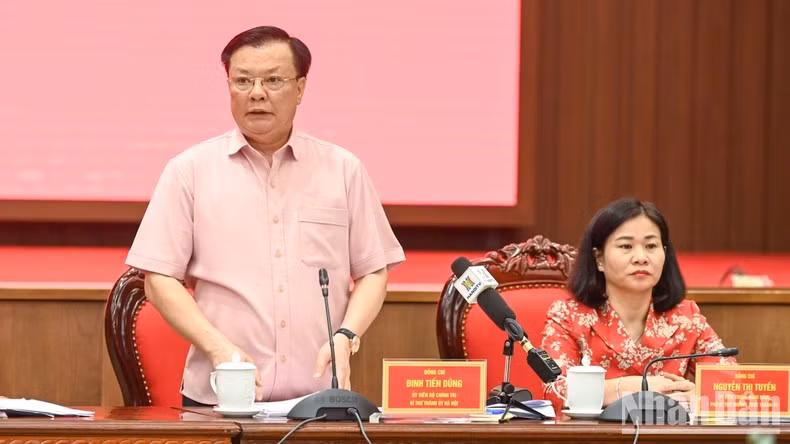 El secretario del Comité del PCV en Hanói, Dinh Tien Dung, en la cita.
