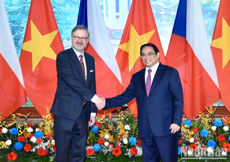 El primer ministro Pham Minh Chinh y su par checo, Petr Fiala.