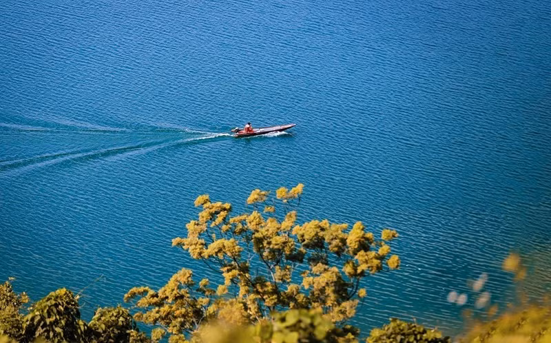Lago Hoa Binh en una tranquila tarde de otoño.