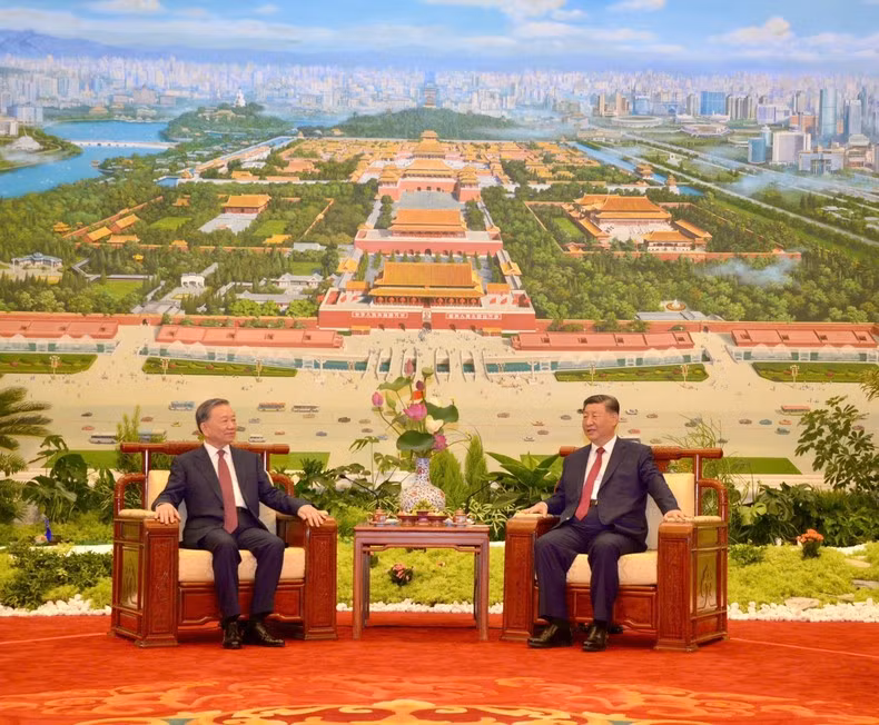 El secretario general del Partido Comunista de China y presidente del país, Xi Jinping, invita a su homólogo de Vietnam, To Lam, a tomar el té.