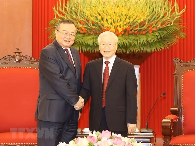 El secretario general del PCV, Nguyen Phu Trong, y el jefe del Departamento de Enlace Internacional del PCCh, Liu Jianchao. 