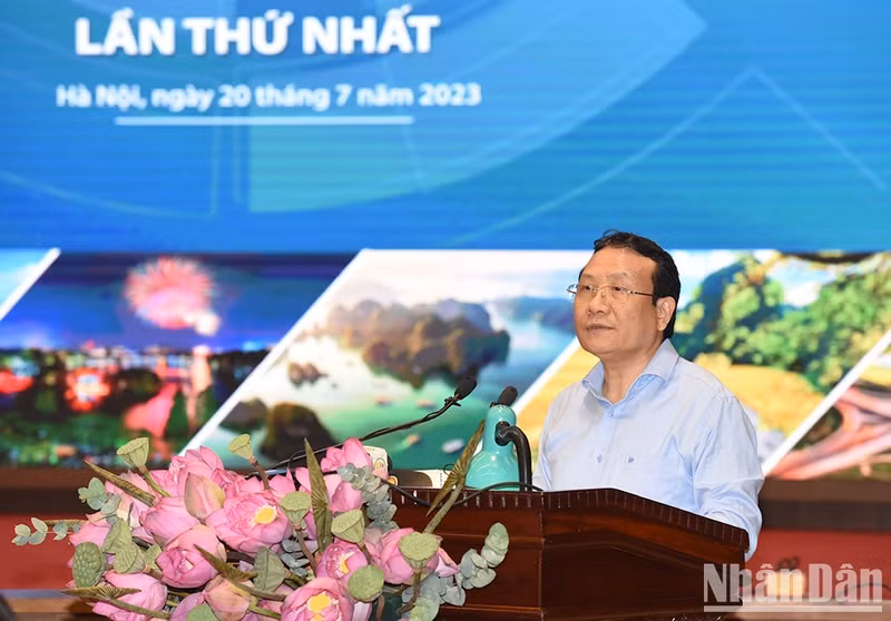 Habla Nguyen Hong Son, subjefe de la Comisión de Asuntos Económicos del Comité Central del Partido Comunista de Vietnam.