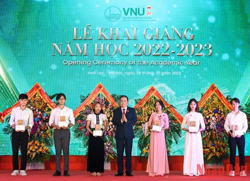 Thanh Man entrega obsequios a los nuevos estudiantes con mejores notas al ingresar a la Universidad Nacional de Hanói.