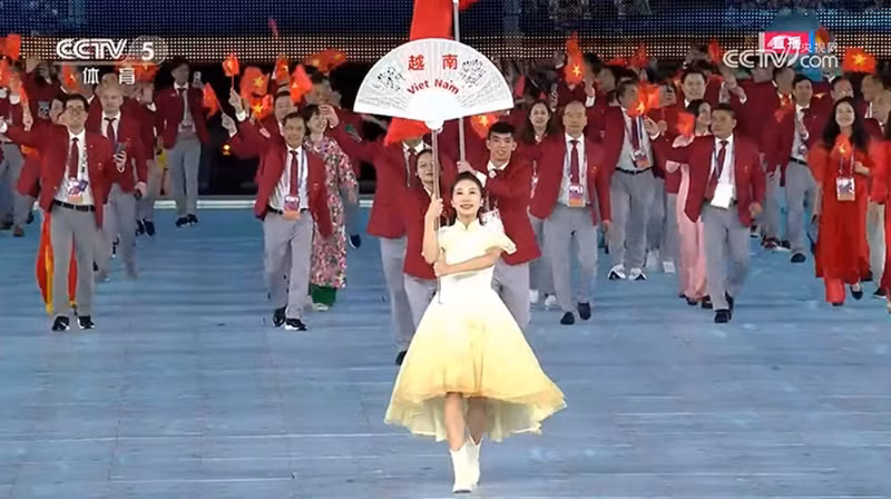 La delegación deportiva vietnamita desfila en el estadio.
