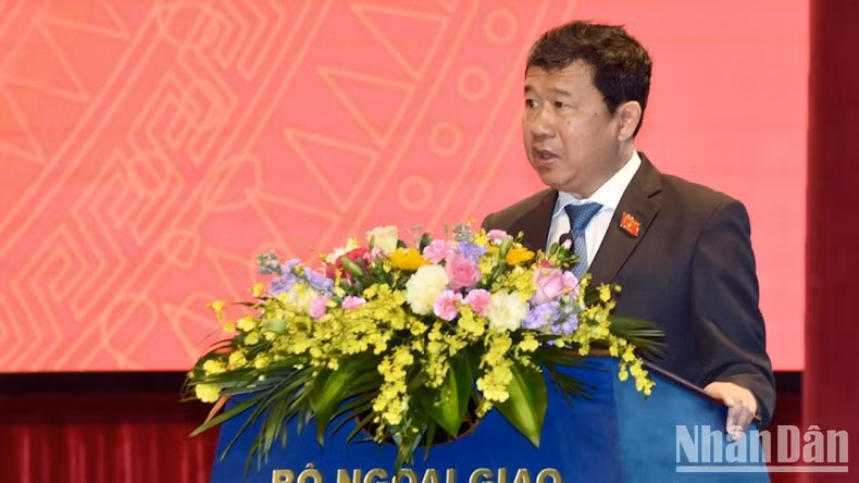 El jefe de la Comisión de Relaciones Exteriores de la Asamblea Nacional de Vietnam, Vu Hai Ha, habla en el evento. El jefe de la Comisión de Relaciones Exteriores de la Asamblea Nacional de Vietnam, Vu Hai Ha, habla en el evento.
