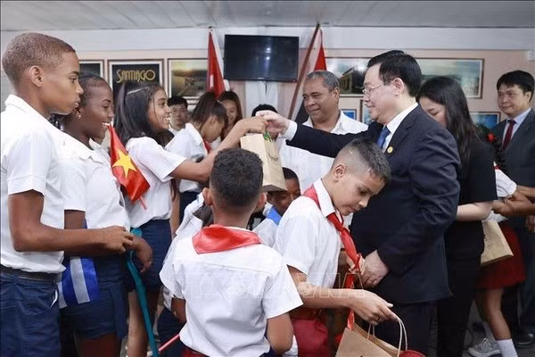 El presidente de la Asamblea Nacional de Vietnam, Vuong Dinh Hue, visitó la escuela especial Amistad Cuba-Vietnam. El presidente de la Asamblea Nacional de Vietnam, Vuong Dinh Hue, visitó la escuela especial Amistad Cuba-Vietnam.