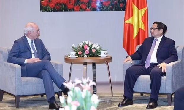 El primer ministro de Vietnam, Pham Minh Chinh (derecha), recibe a Alfons van Gulic, director ejecutivo del grupo Nedspice. (Fotografía: VNA)