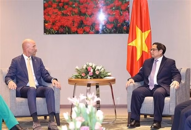 El primer ministro de Vietnam, Pham Minh Chinh (derecha), se reúne con Joost Vrancken Peeters, presidente de DBAV y NVCC. (Fotografía: VNA)