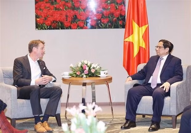 El primer ministro de Vietnam, Pham Minh Chinh (derecha), conversa con Evert Lichtenbelt, director ejecutivo del grupo Harvest Waste. (Fotografía: VNA)