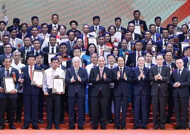 El presidente de Vietnam, Nguyen Xuan Phuc, en un acto para condecorar con el título Agricultores sobresalientes del país 2022 a 100 personas. (Fotografía: VNA)